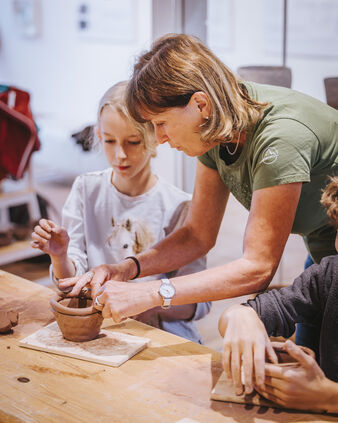 Fertigung von Lehmschalen wie in der Jungsteinzeit